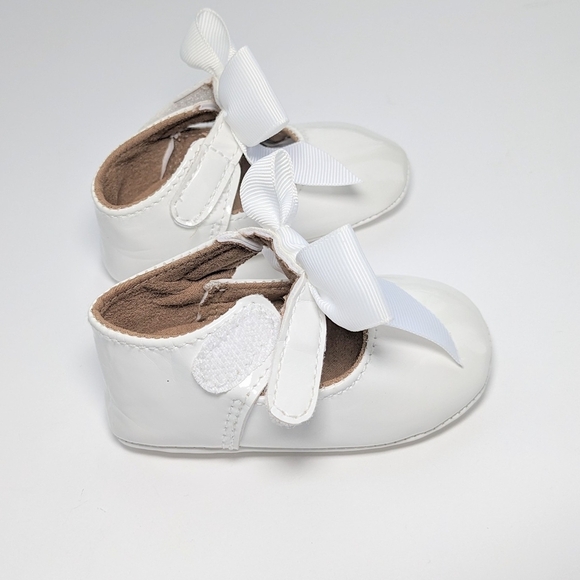Elegant White Patten Leather Baby Shoes with Bow - Picture 3 of 8